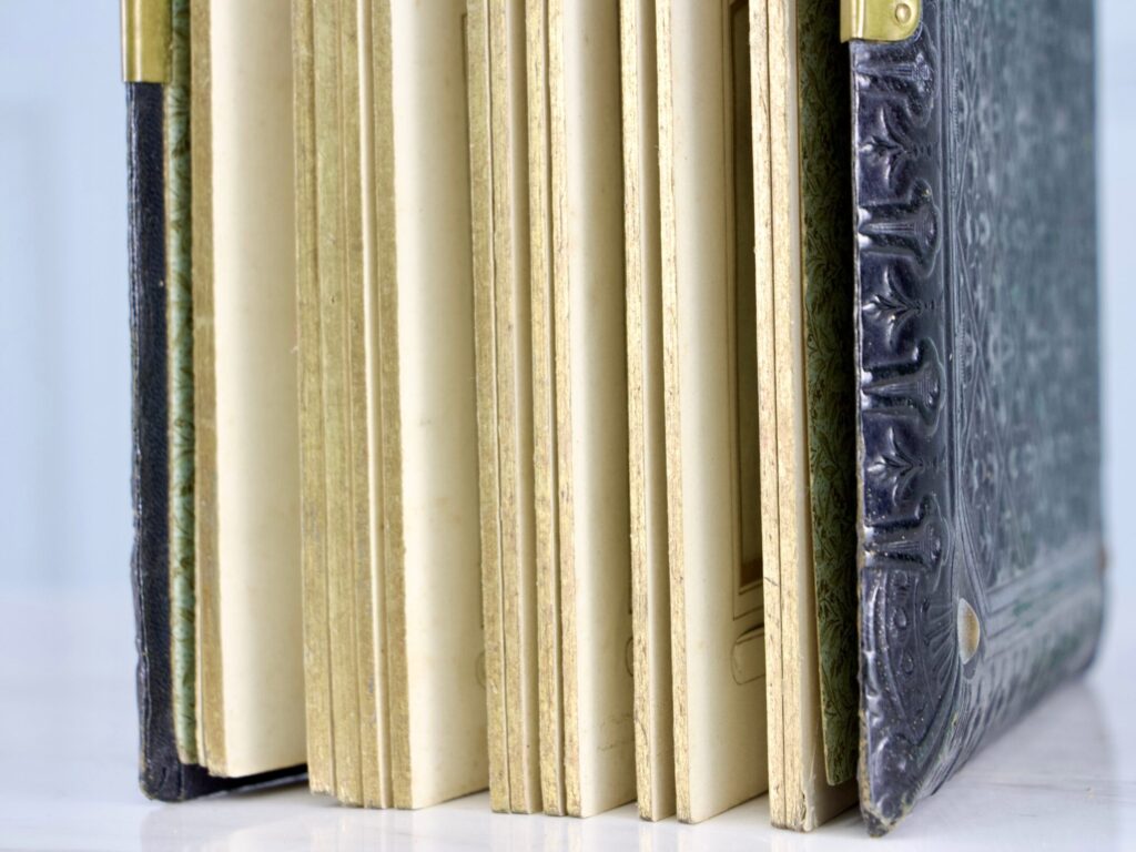 Антикварний фотоальбом