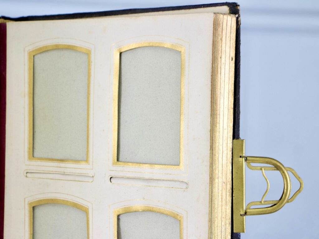 Антикварний фотоальбом