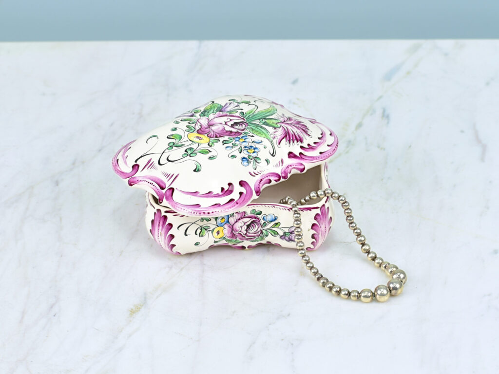 Порцелянова шкатулка з ручним розписом