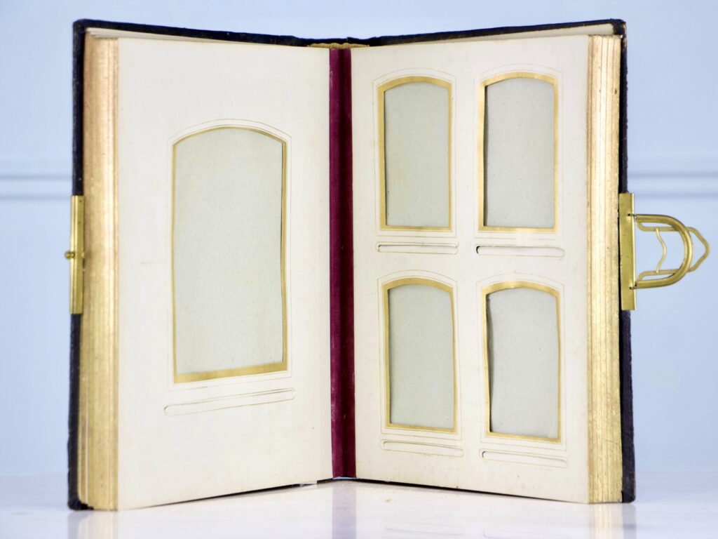 Антикварний фотоальбом