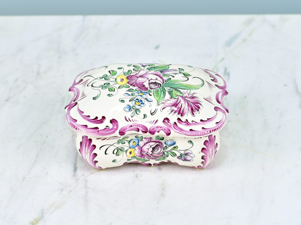 Порцелянова шкатулка з ручним розписом