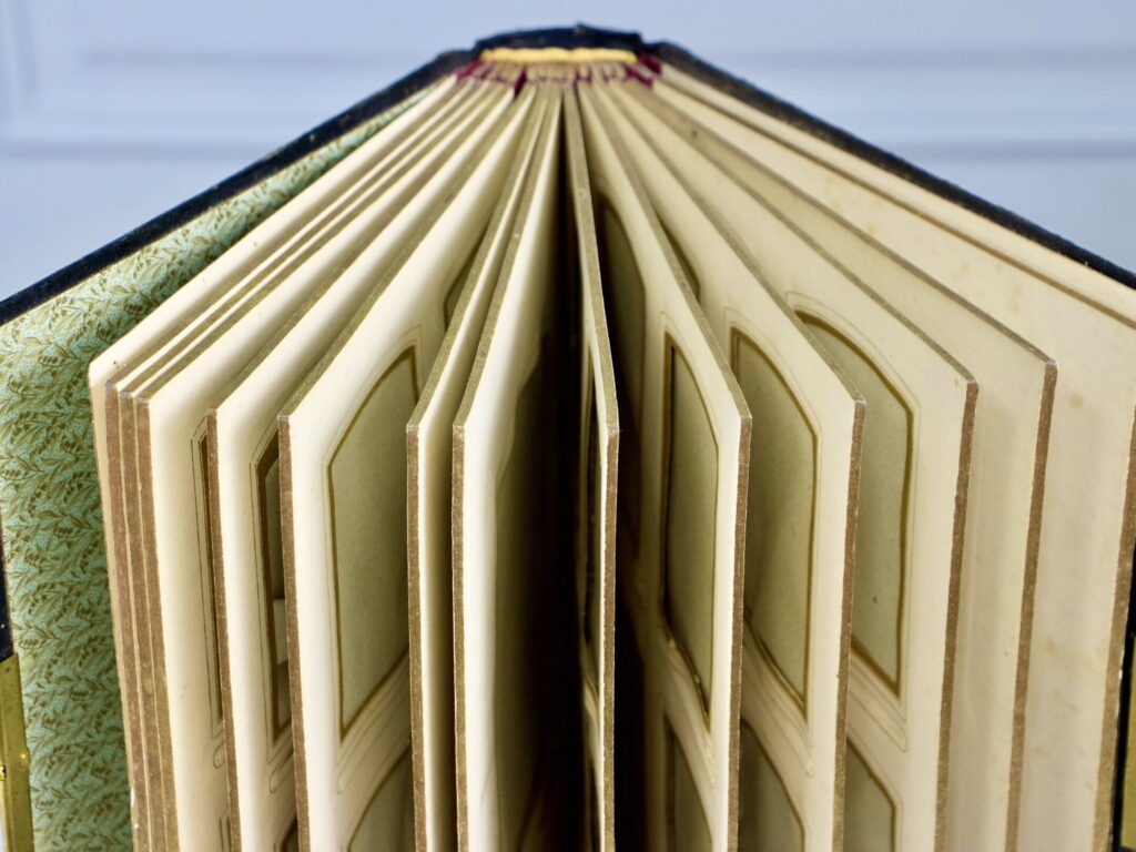 Антикварний фотоальбом