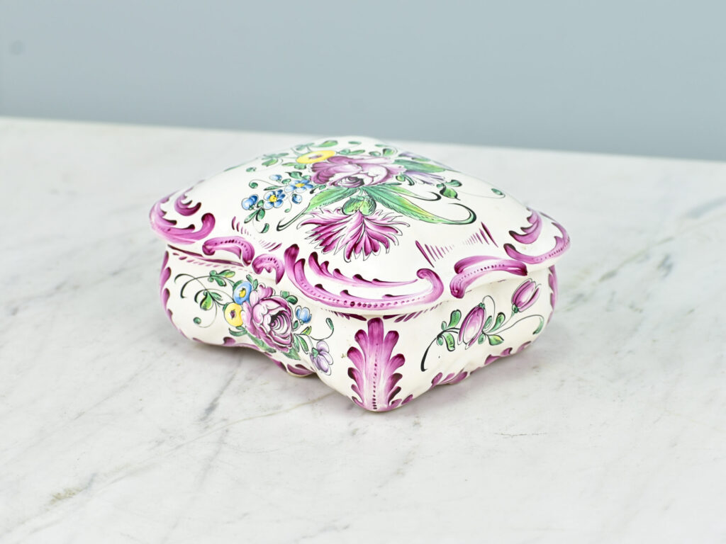 Порцелянова шкатулка з ручним розписом