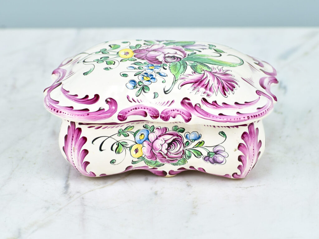 Порцелянова шкатулка з ручним розписом