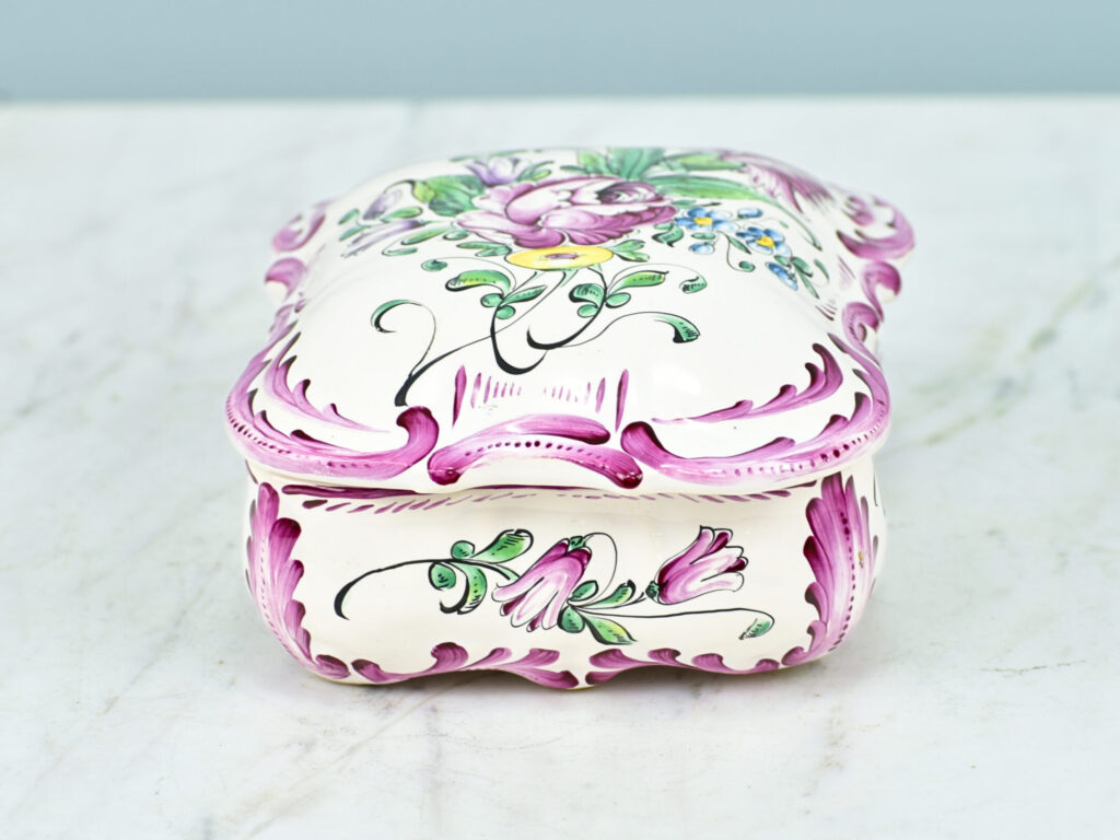 Порцелянова шкатулка з ручним розписом