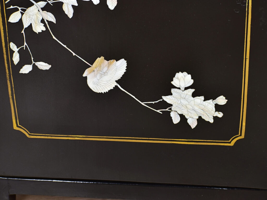 Вінтажні тумбочки в стилі Шинуазрі