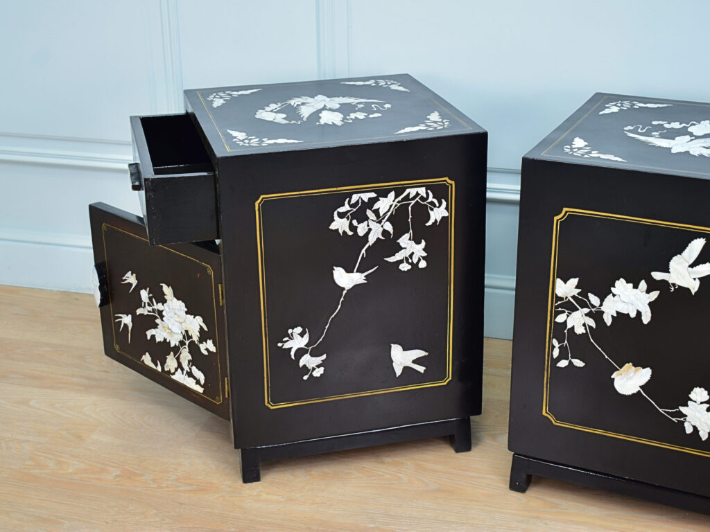 Вінтажні тумбочки в стилі Шинуазрі
