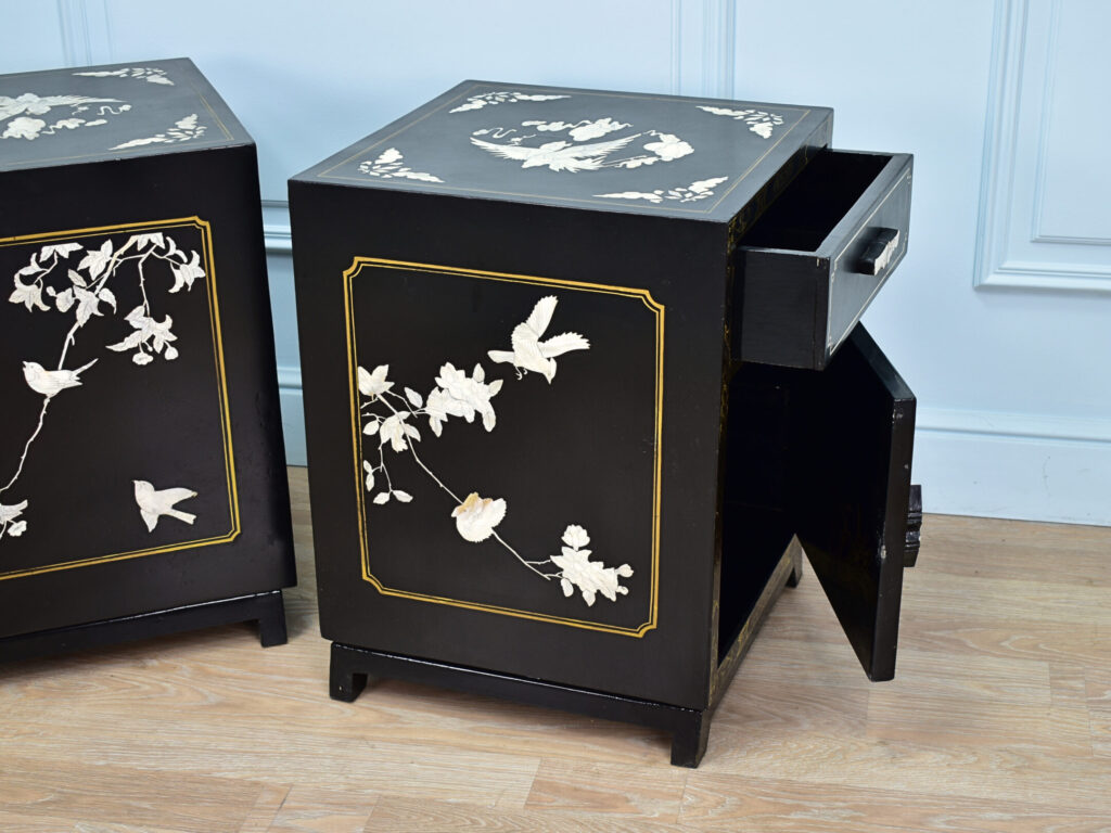 Вінтажні тумбочки в стилі Шинуазрі