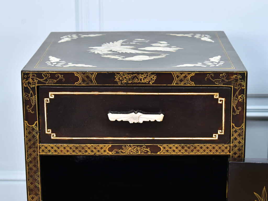 Вінтажні тумбочки в стилі Шинуазрі