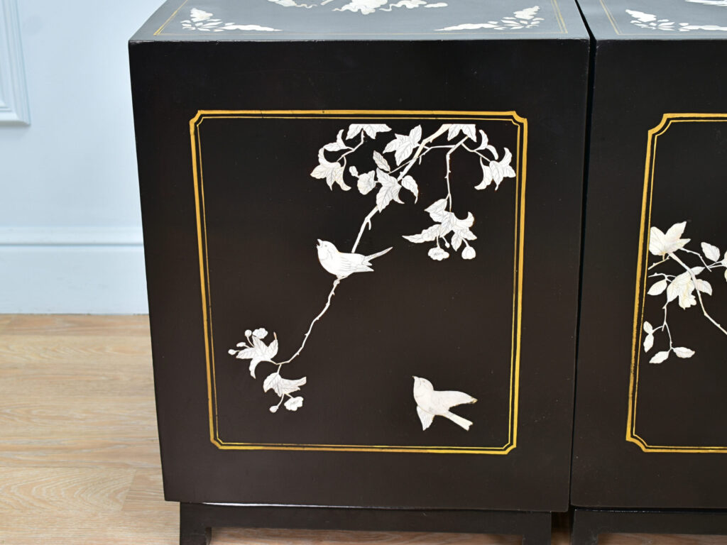 Вінтажні тумбочки в стилі Шинуазрі