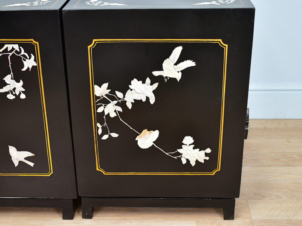 Вінтажні тумбочки в стилі Шинуазрі