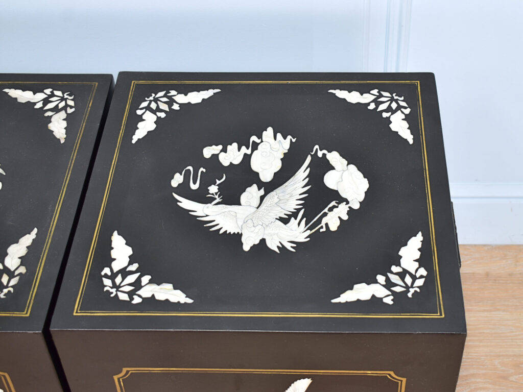 Вінтажні тумбочки в стилі Шинуазрі