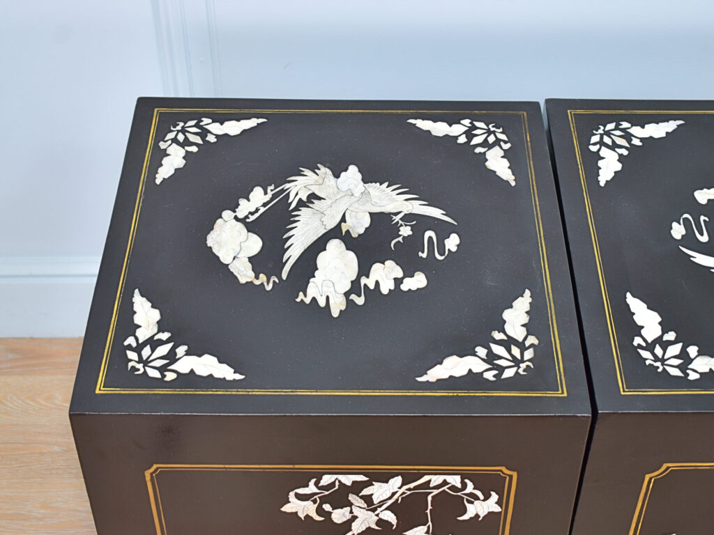 Вінтажні тумбочки в стилі Шинуазрі