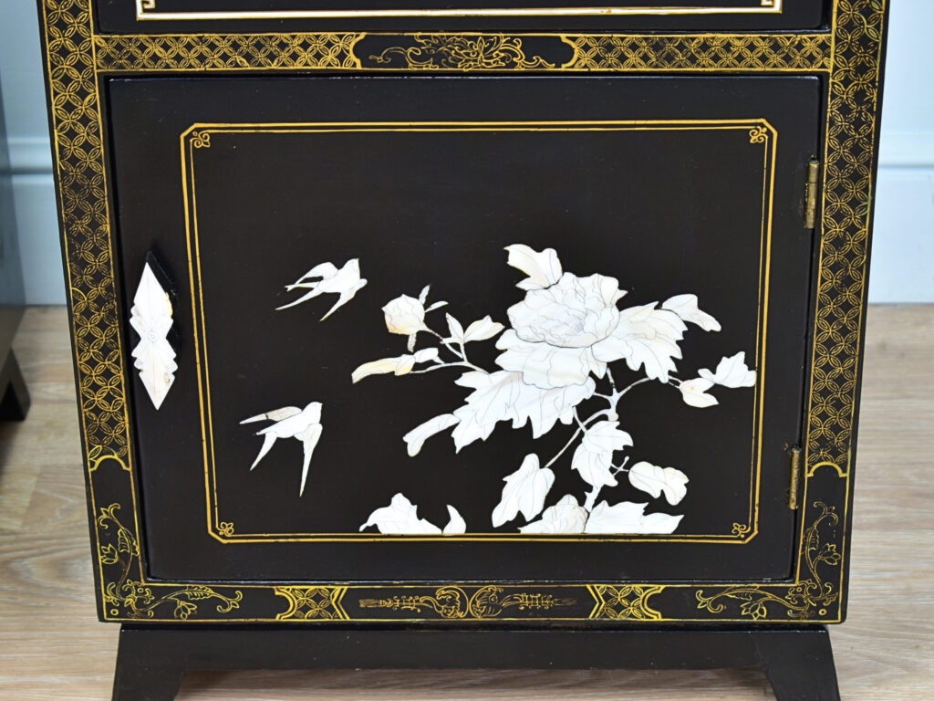 Вінтажні тумбочки в стилі Шинуазрі