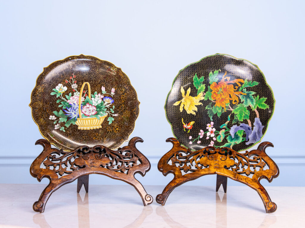 Антикварні декоративні тарілки в техніці Клуазоне