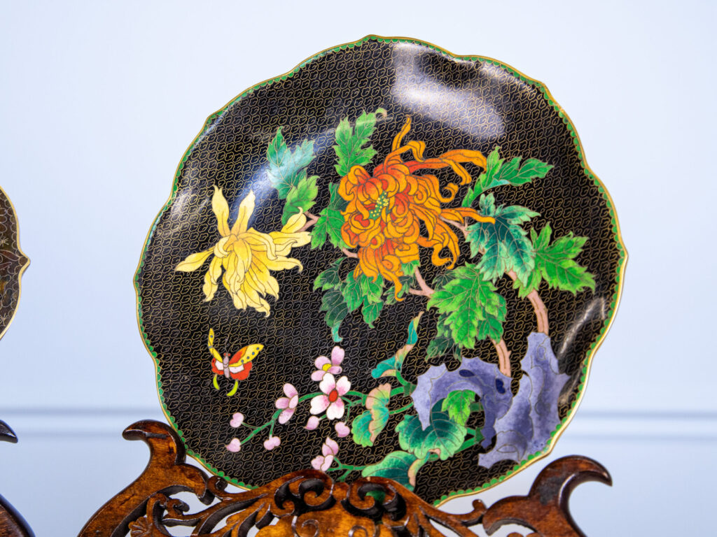 Антикварні декоративні тарілки в техніці Клуазоне