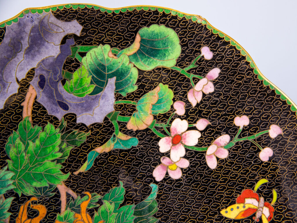 Антикварні декоративні тарілки в техніці Клуазоне