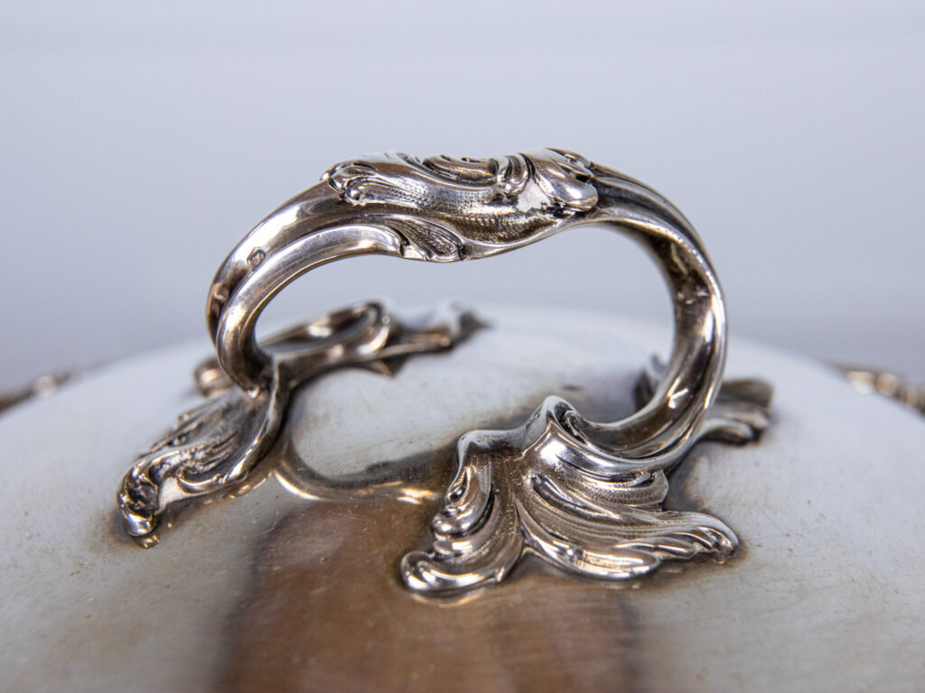 Антикварна срібна супниця