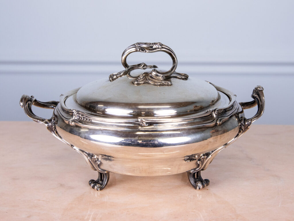 Антикварна срібна супниця