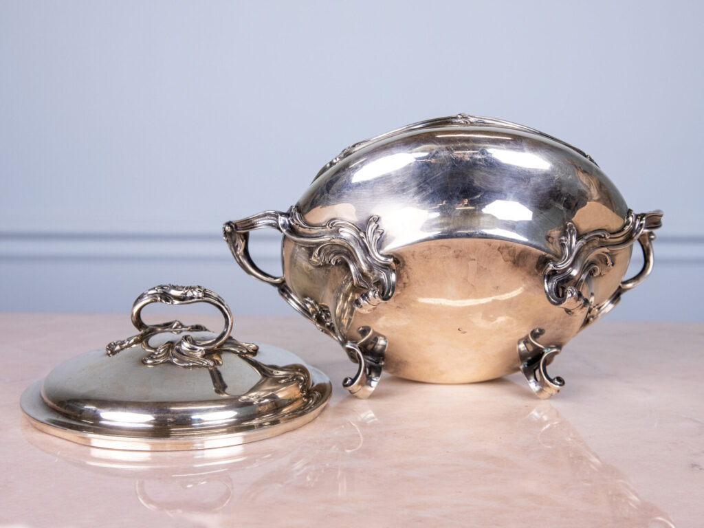 Антикварна срібна супниця