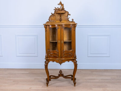 Антикварна вітрина в стилі Рококо