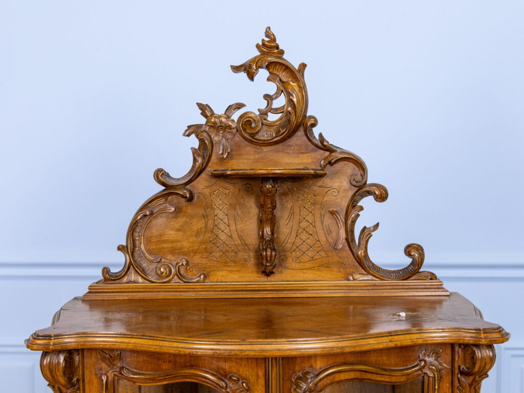 Антикварна вітрина в стилі Рококо