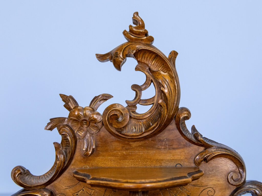 Антикварна вітрина в стилі Рококо