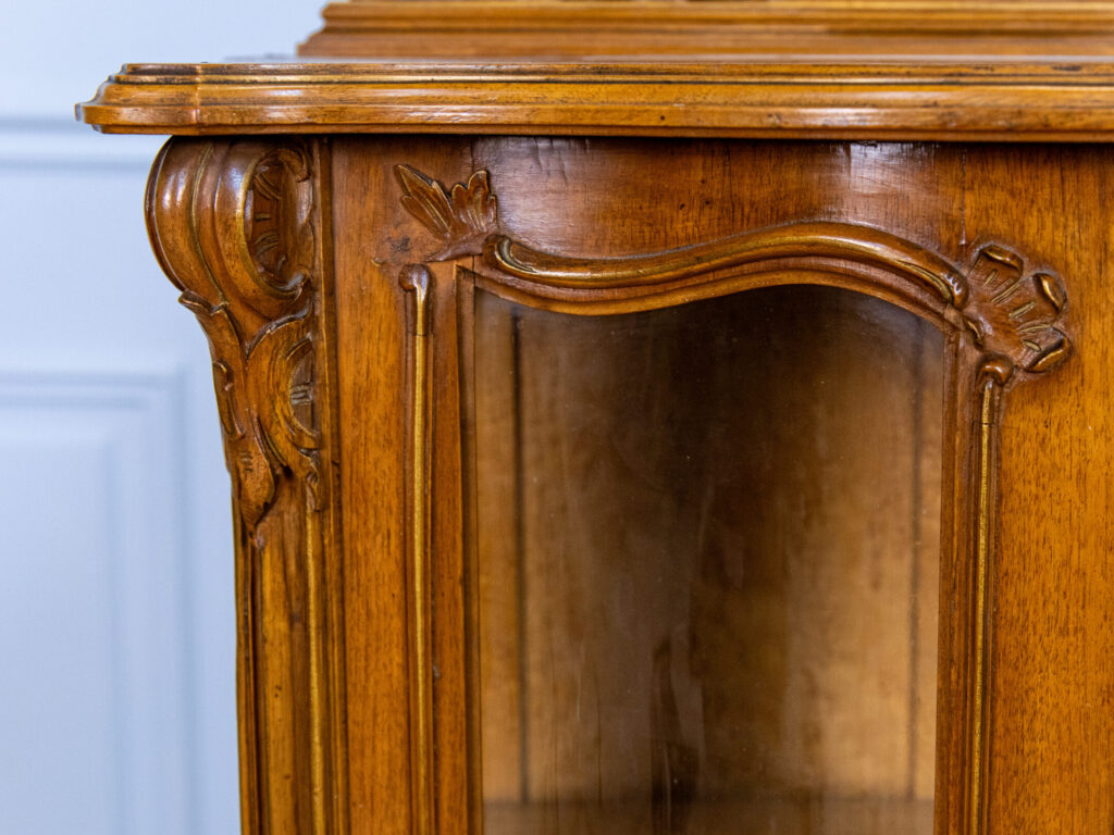 Антикварна вітрина в стилі Рококо