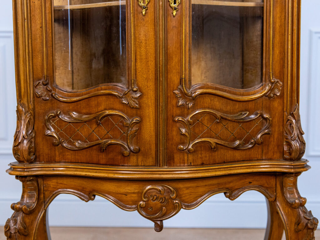 Антикварна вітрина в стилі Рококо