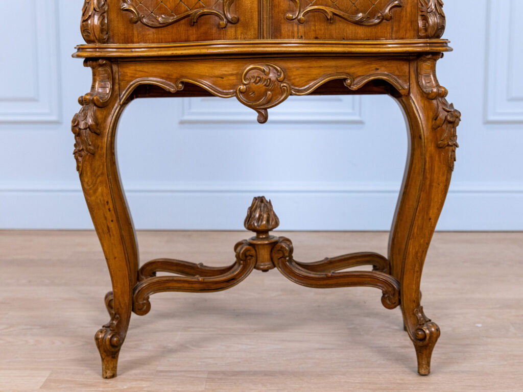 Антикварна вітрина в стилі Рококо