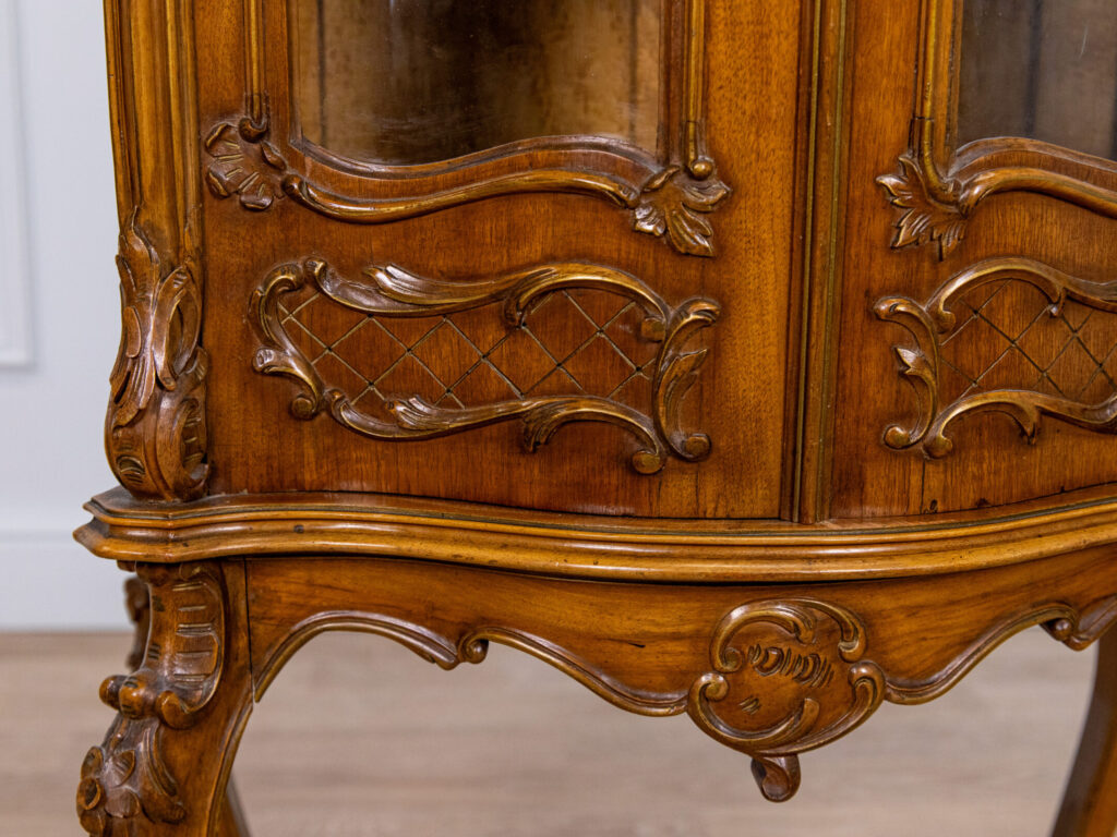 Антикварна вітрина в стилі Рококо