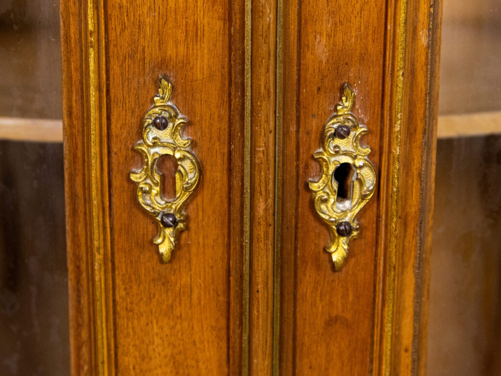 Антикварна вітрина в стилі Рококо