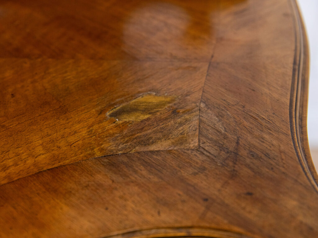 Антикварна вітрина в стилі Рококо