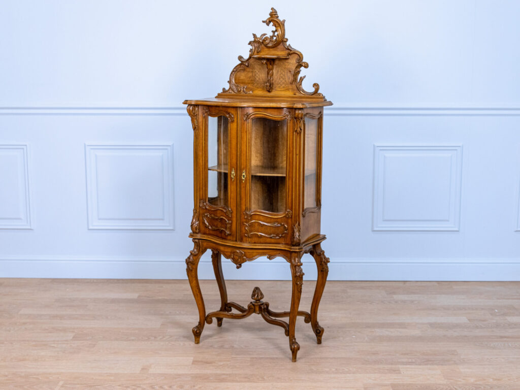 Антикварна вітрина в стилі Рококо