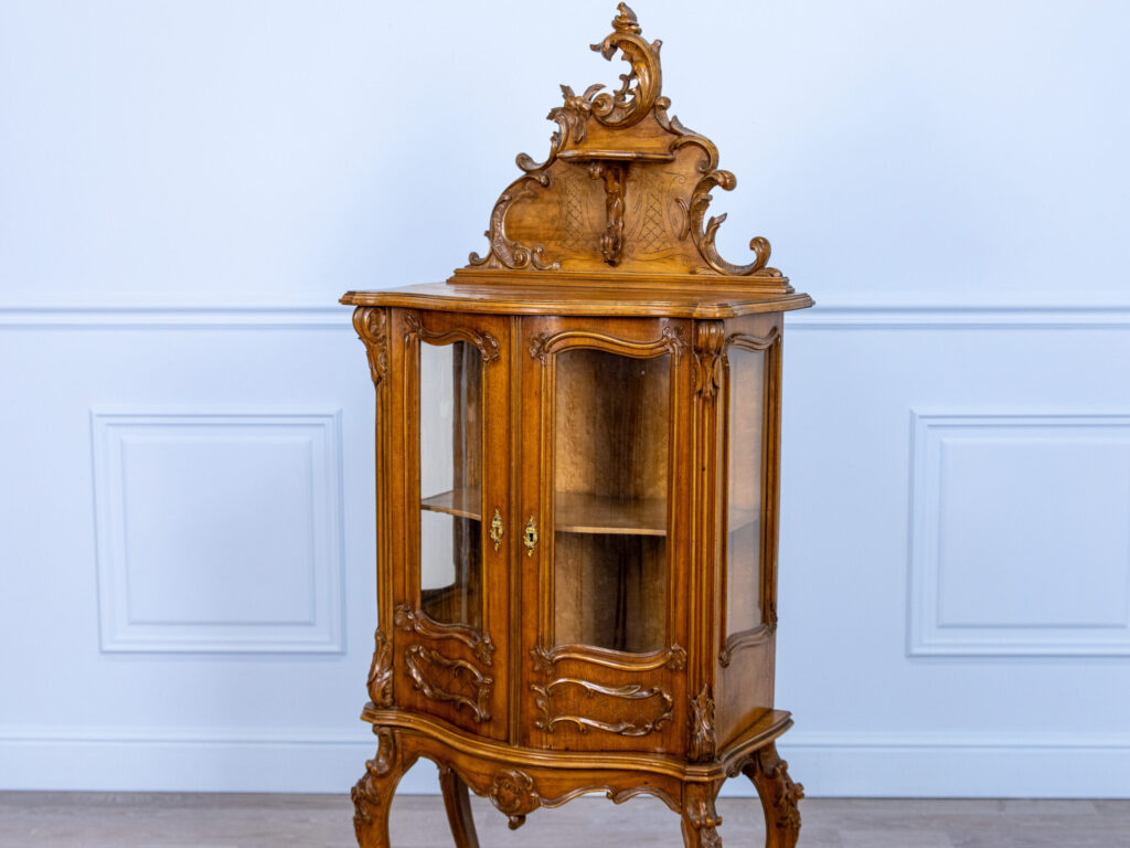 Антикварна вітрина в стилі Рококо