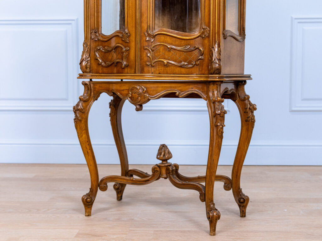 Антикварна вітрина в стилі Рококо