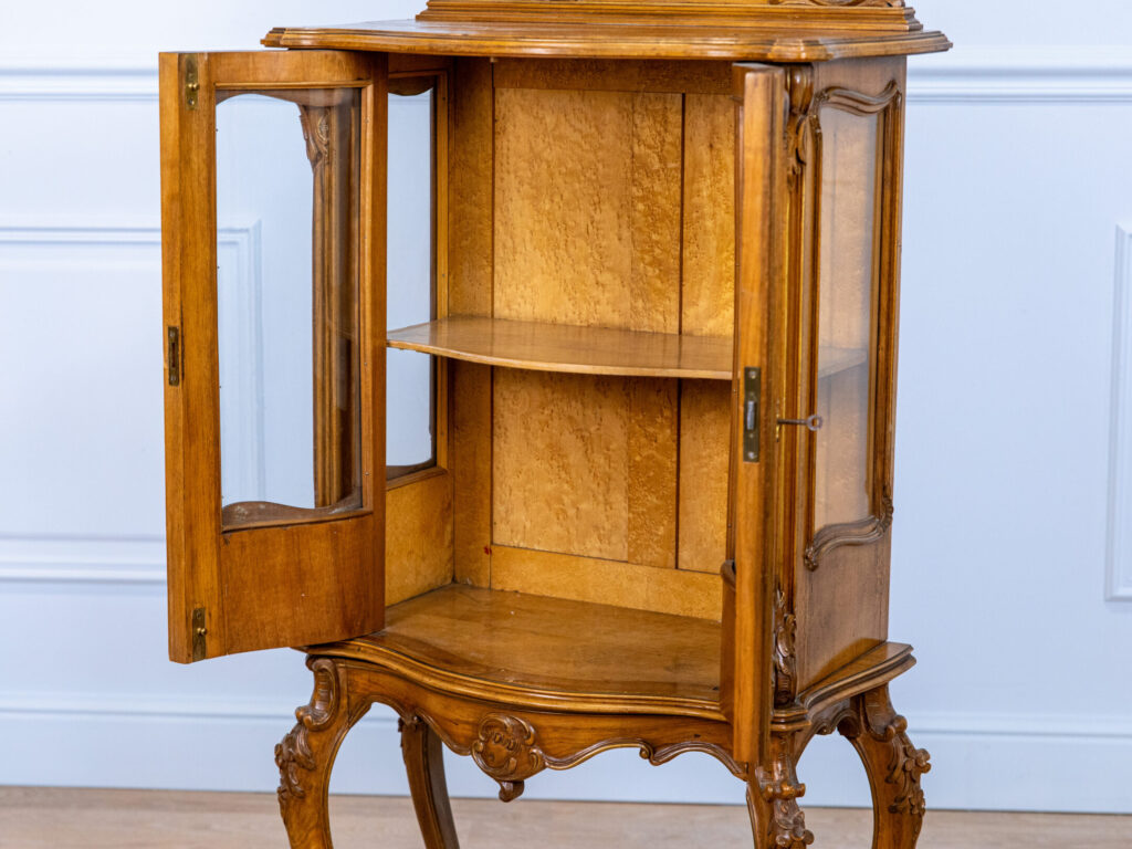 Антикварна вітрина в стилі Рококо