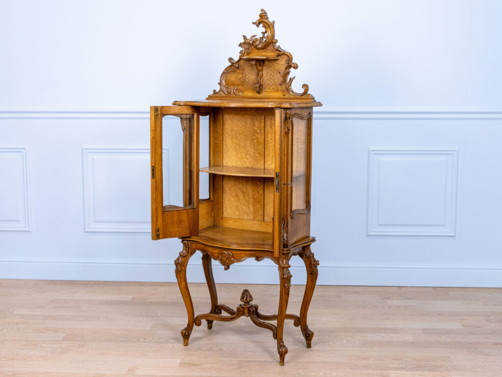 Антикварна вітрина в стилі Рококо