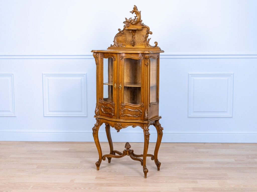 Антикварна вітрина в стилі Рококо