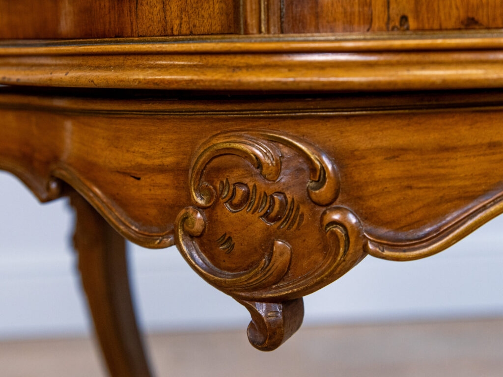 Антикварна вітрина в стилі Рококо