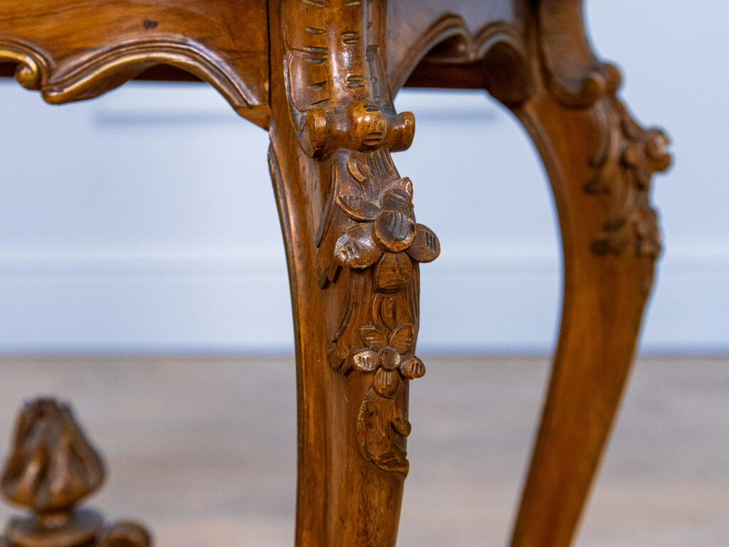 Антикварна вітрина в стилі Рококо