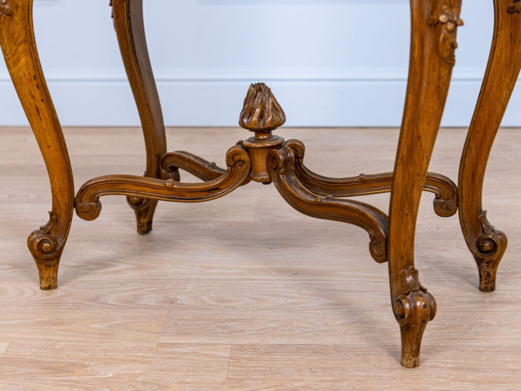 Антикварна вітрина в стилі Рококо