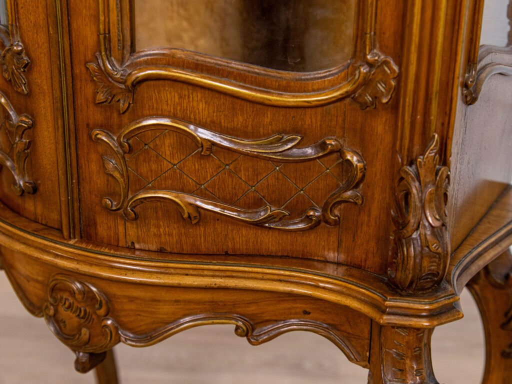 Антикварна вітрина в стилі Рококо