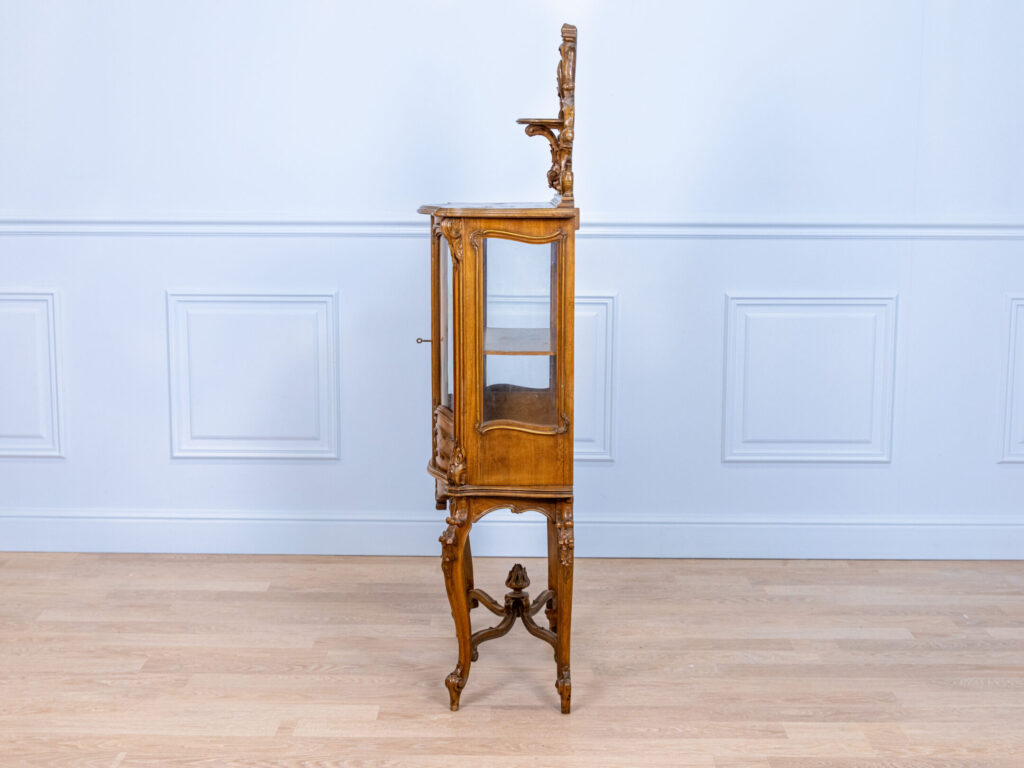 Антикварна вітрина в стилі Рококо