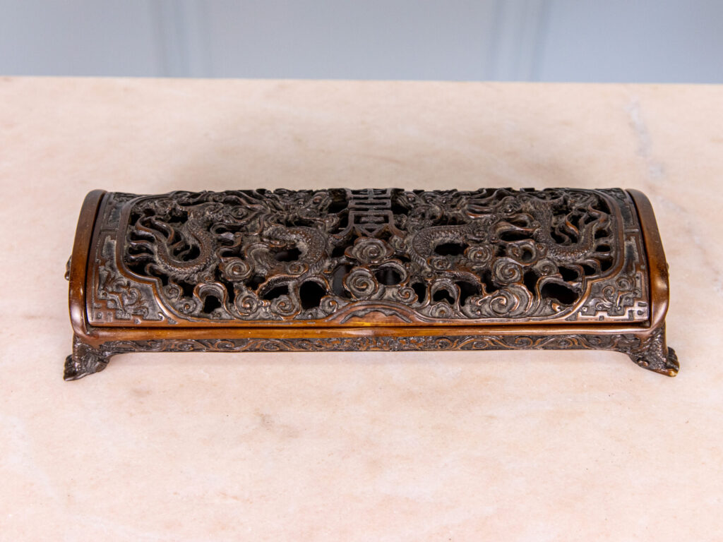 Антикварна шкатулка в східному стилі