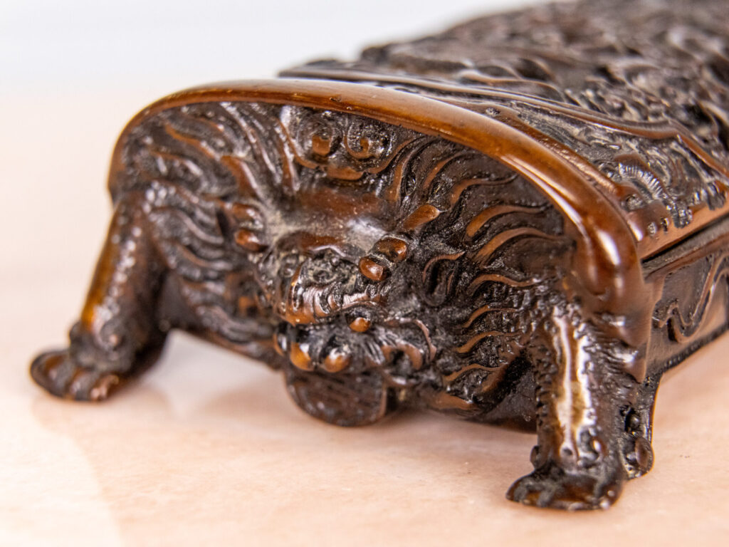 Антикварна шкатулка в східному стилі