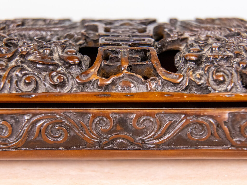 Антикварна шкатулка в східному стилі