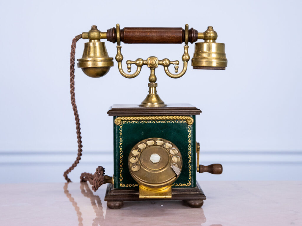 Вінтажний стаціонарний телефон