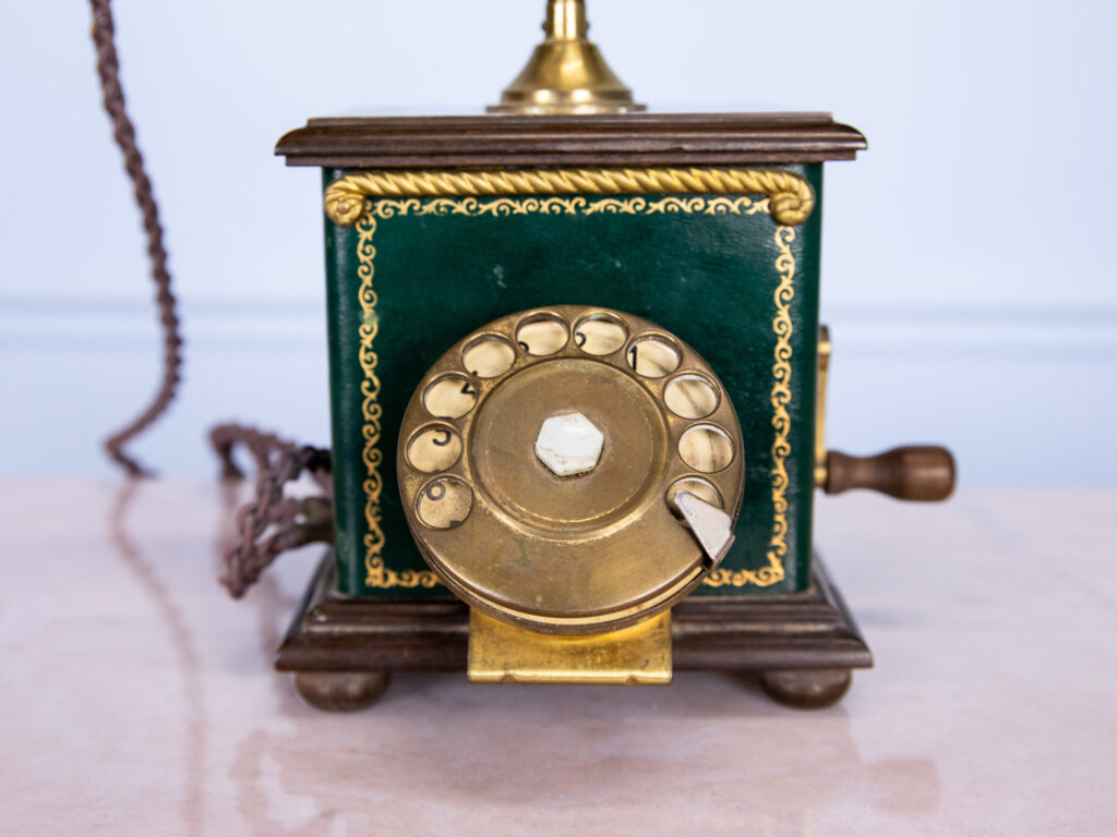 Вінтажний стаціонарний телефон