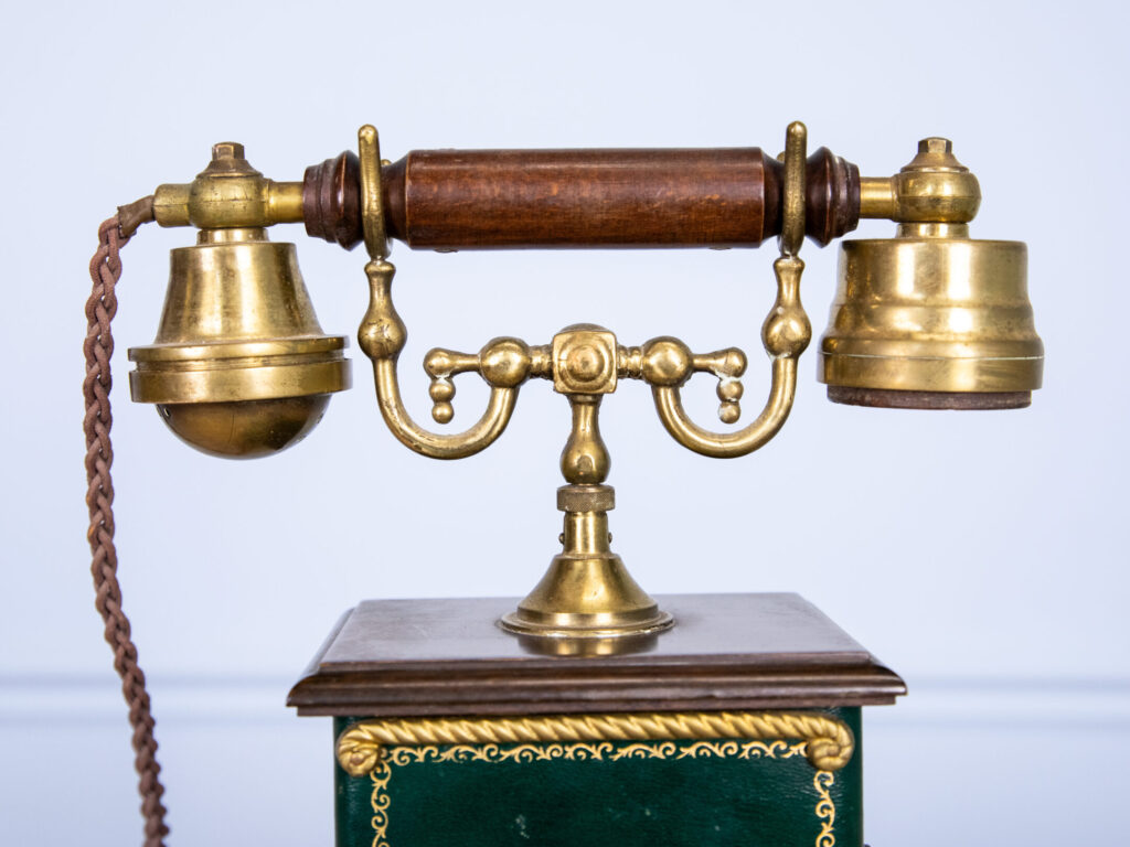 Вінтажний стаціонарний телефон